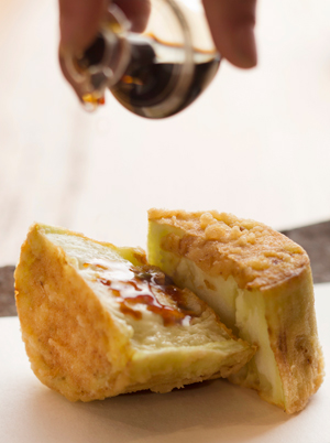 赤茄子をしょうゆでいただく。