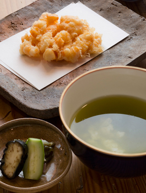 締めは、かき揚げを天茶か、天丼、または別盛りでどうぞ。